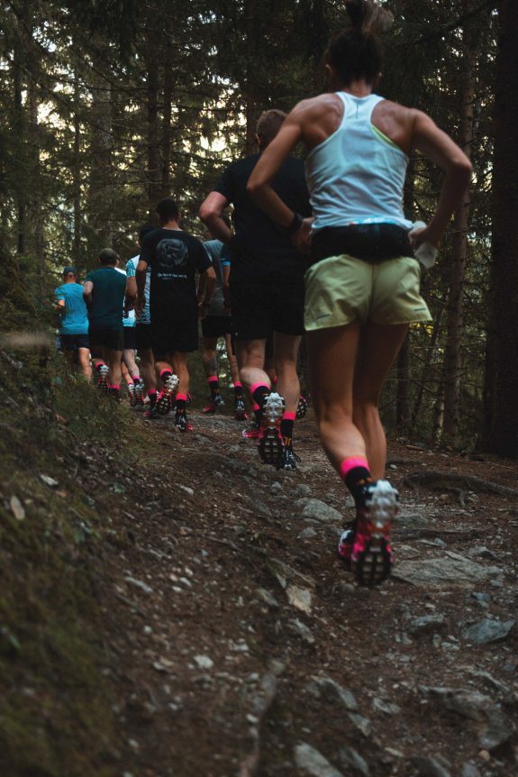 Gruppe Trailrunner mit X-Bionic Terraskin Schuhen im Wlad