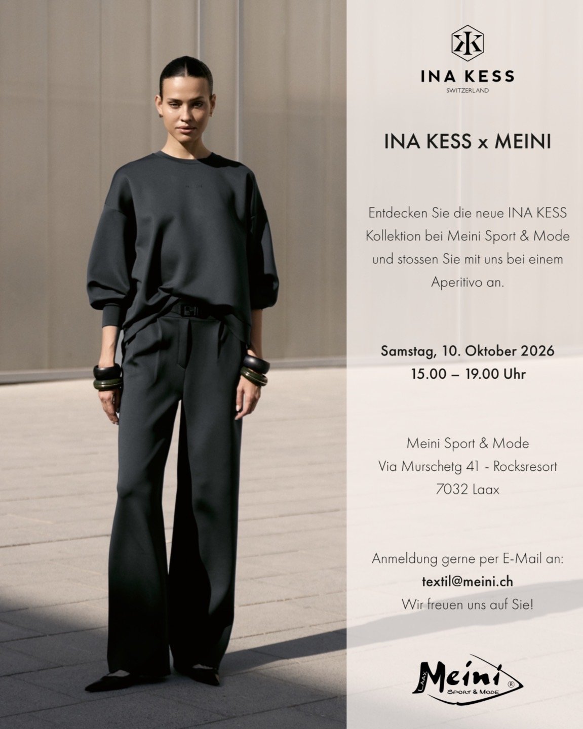 Ein Model mit dunklem Pullover und Hose von Ina Kess