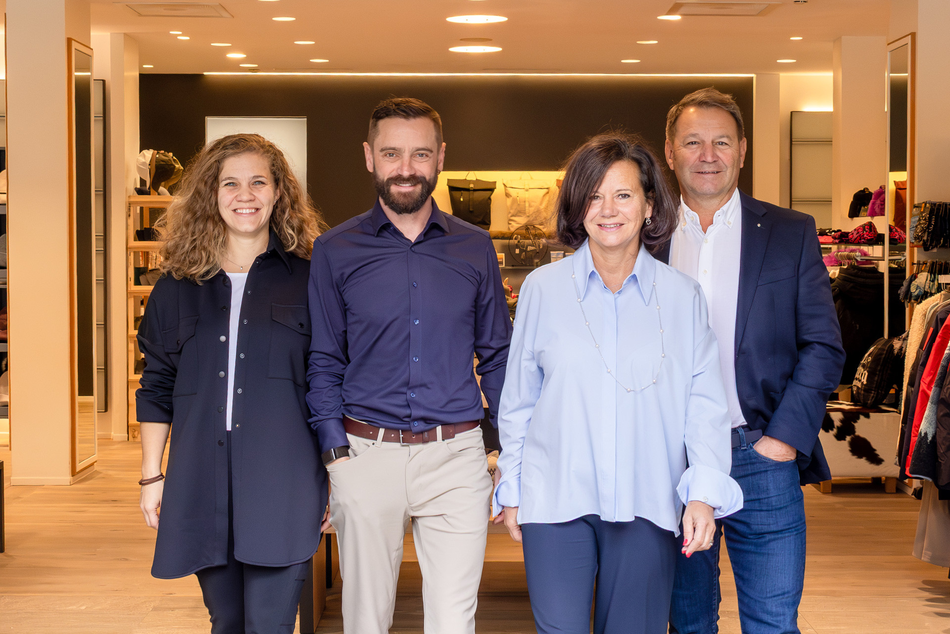 Die Inhaber von Meini Sport und Mode: Riccarda und Michi Habegger (links) sowie Doris und Wolfgang Gruber (rechts) stehen lächelnd in ihrem modernen Fachgeschäft.